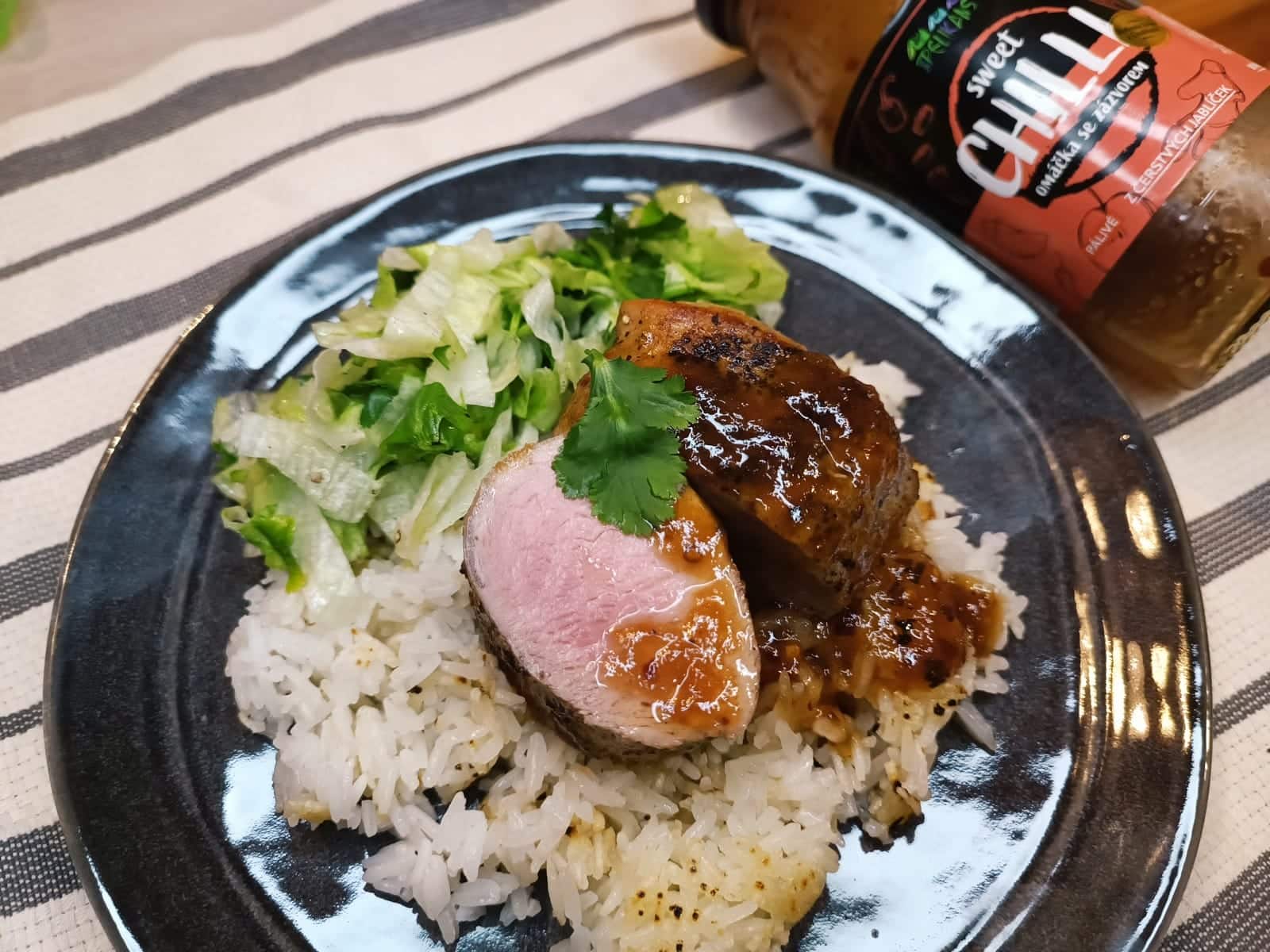 Steak z vepřové panenky v máslové sweet chilli omáčce, s restovanou rýží a salátkem