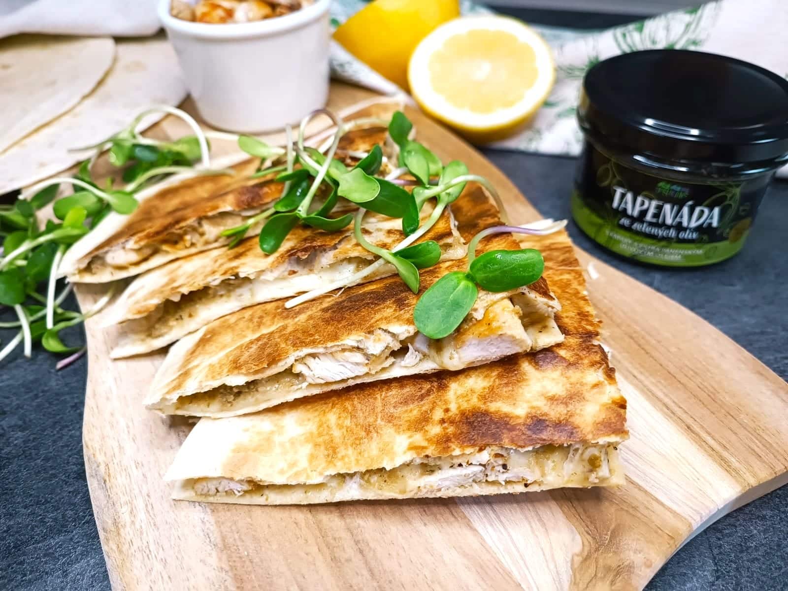 Quesadilla s kuřecím masem, tapenádou a sýrem