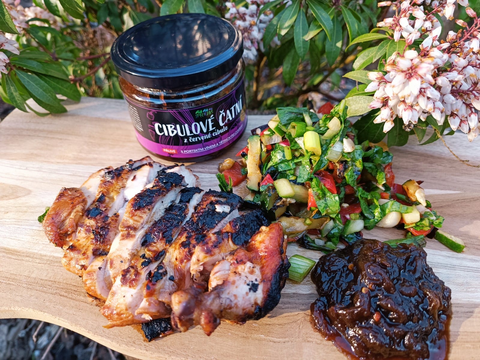 Grilovaná BBQ kuřecí stehna se salátkem z grilované zeleniny a cibulovým čatní