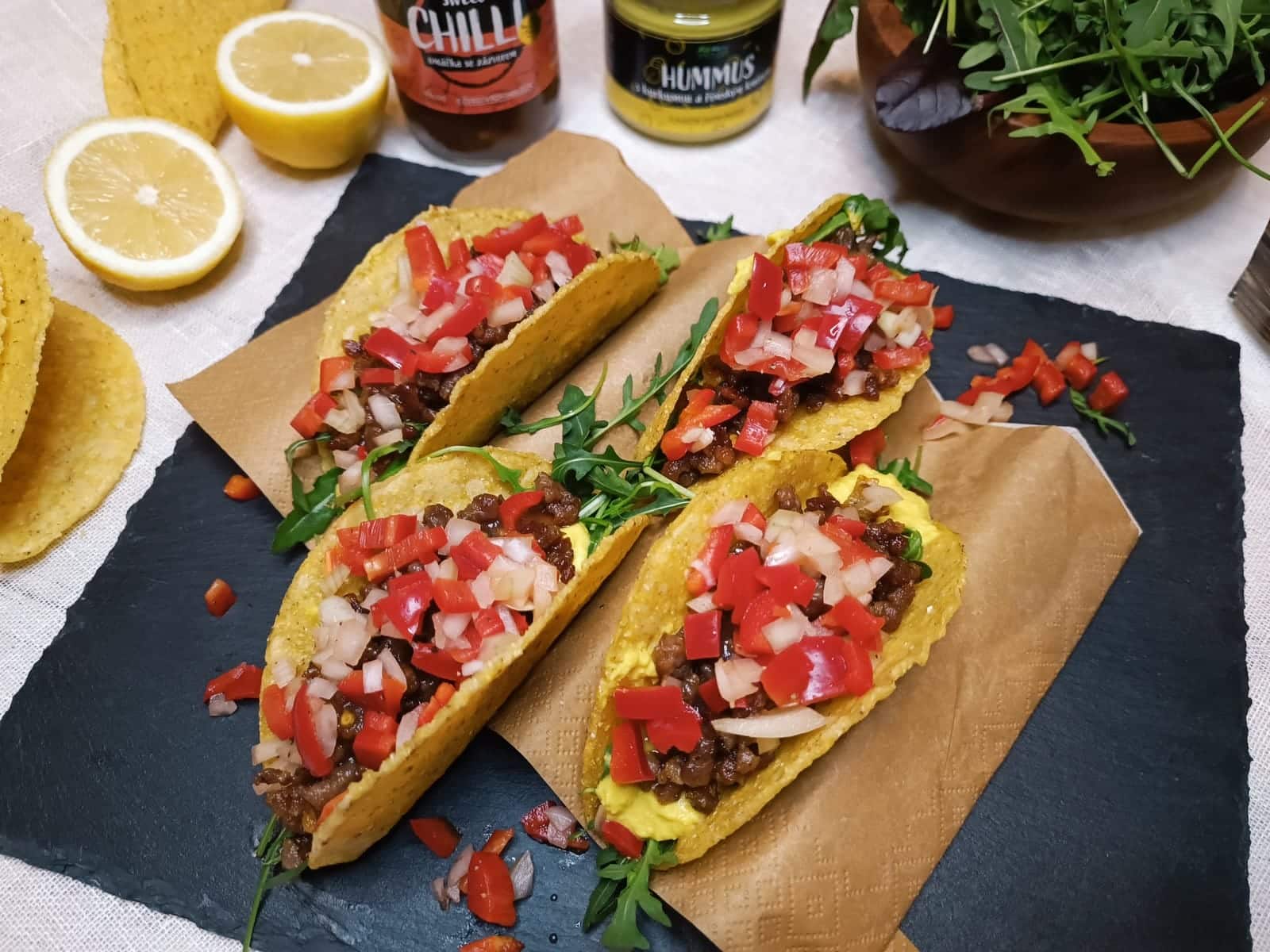 Tacos s mletým masem, salsou, hummusem a sweet chilli omáčkou