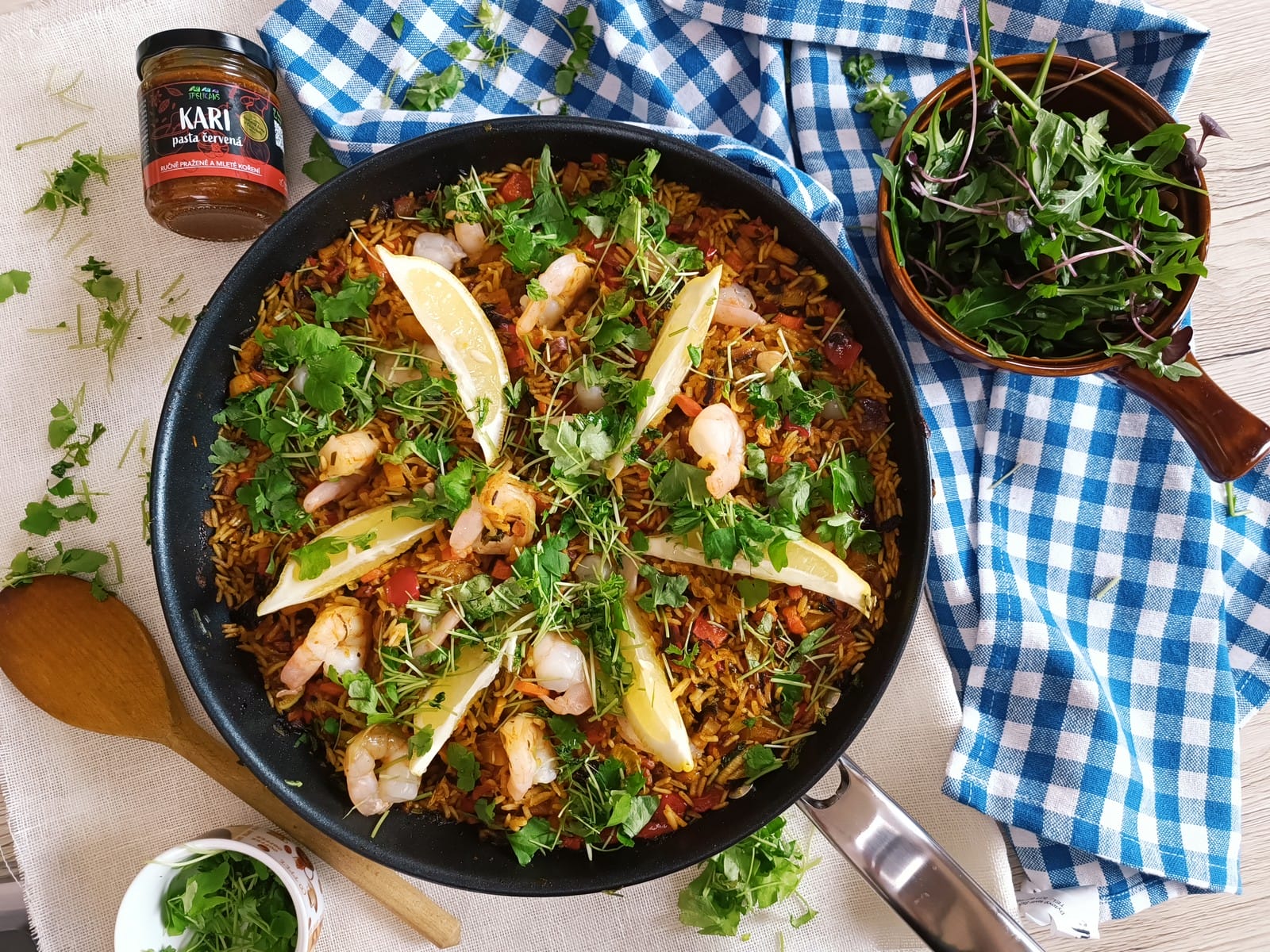 Paella s kari pastou a krevetami