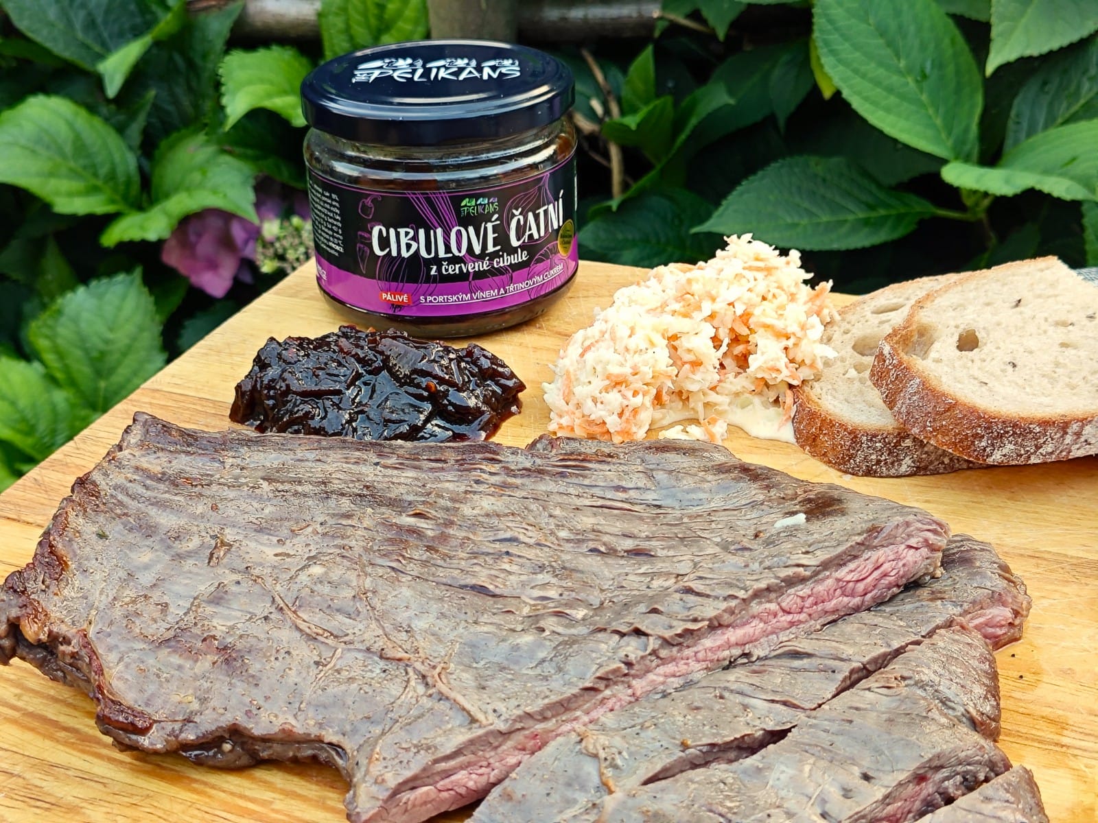 Flank steak (hovězí pupek) s pečenou kukuřicí a cibulovým čatní
