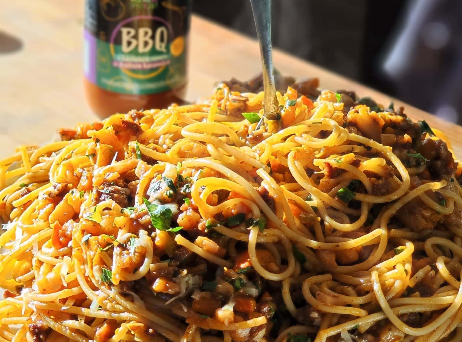 VIDEORECEPT: Špagety s boloňskou BBQ omáčkou