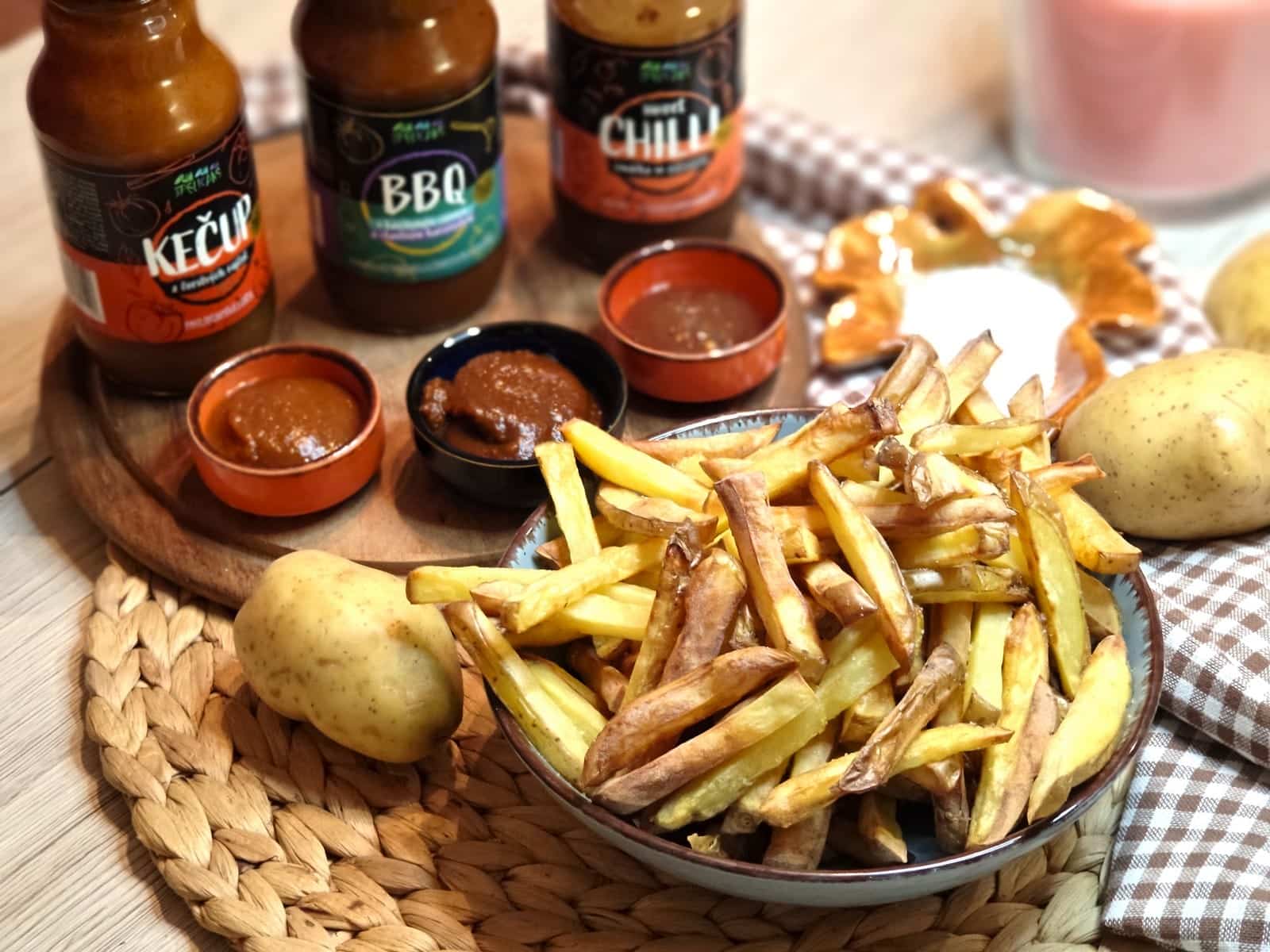 Křupavé hranolky z horkovzdušné fritézy s omáčkami