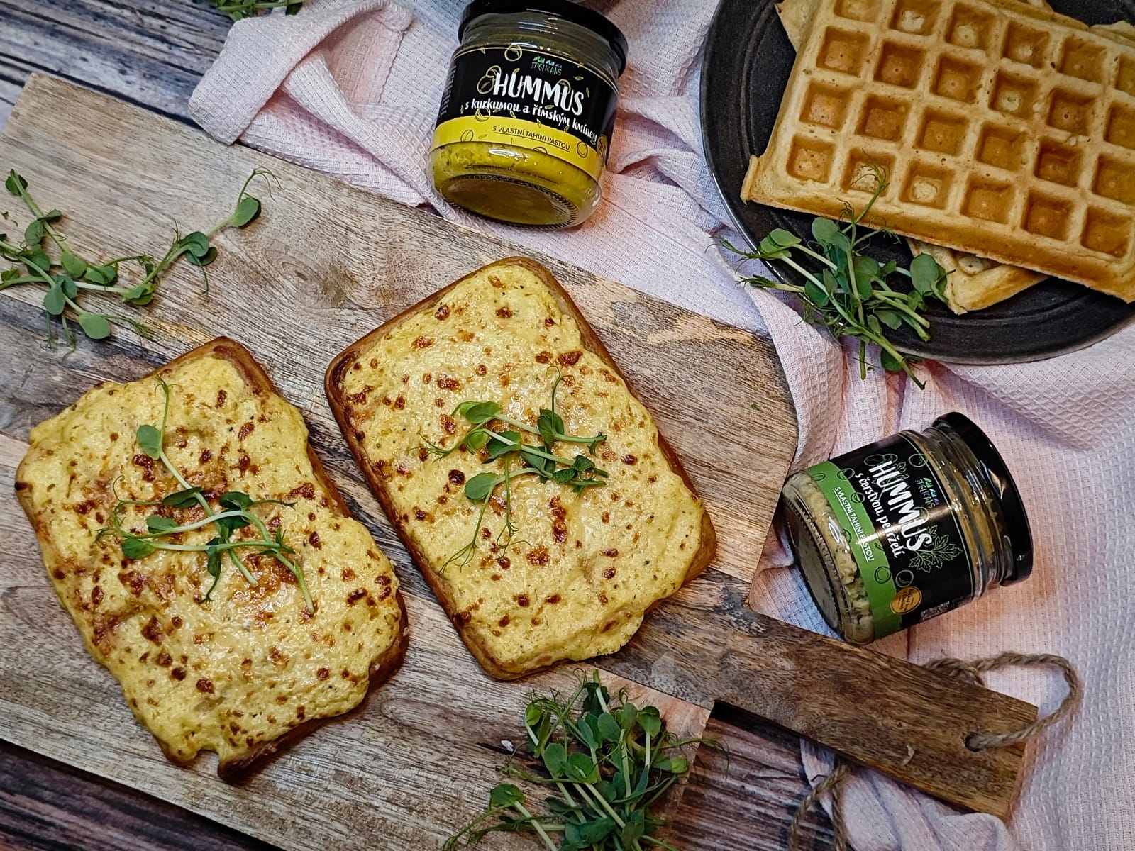 Zapečené sýrové vafle s pomazánkou z hummusu