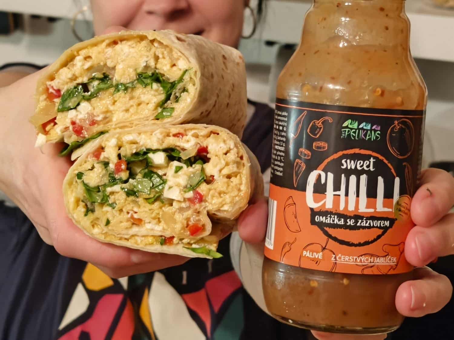 Tortilla plněná vaječnou směsí a balkánským sýrem, se sweet chilli omáčkou