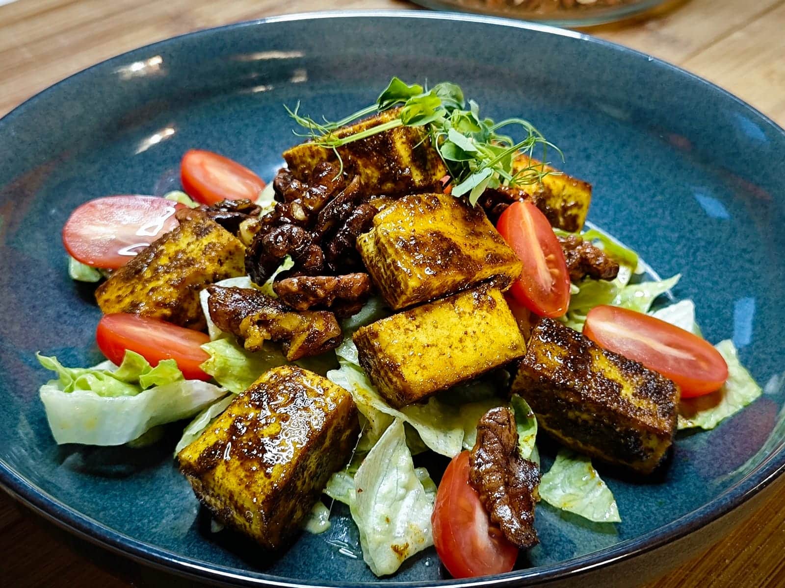 Zeleninový salátek s restovaným tofu a ořechy