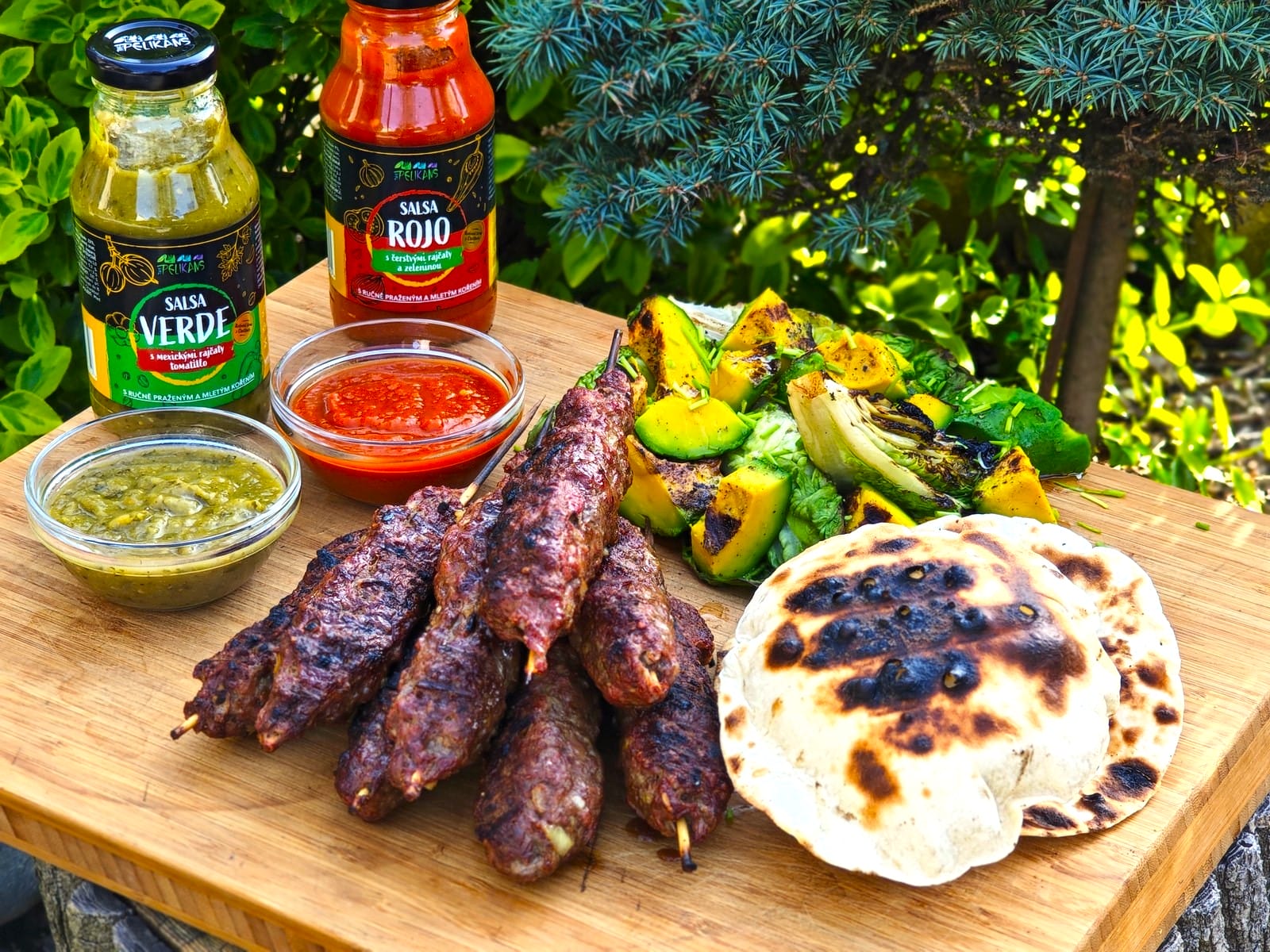 Grilované kebabčíky s avokádem a salsami