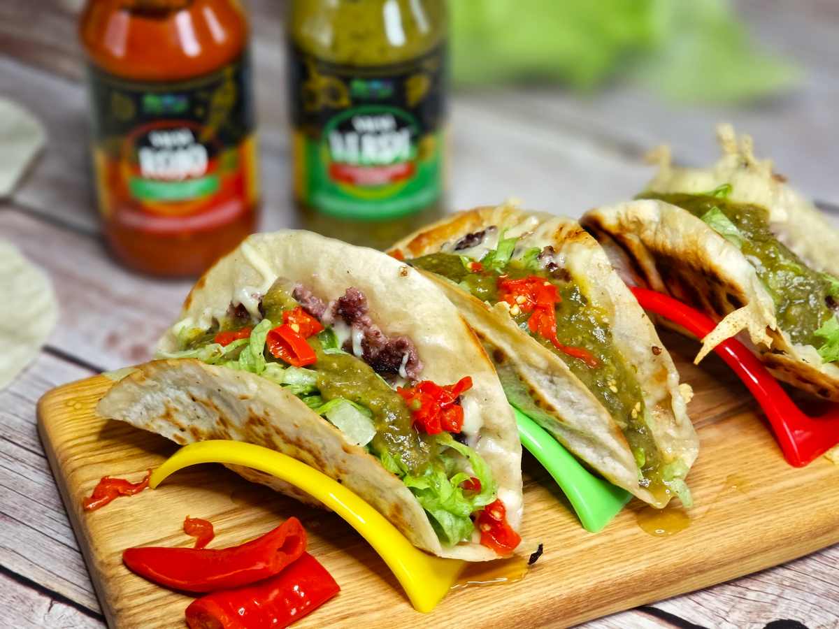 Tacos s mletým masem, cheddarem a salsou Verde