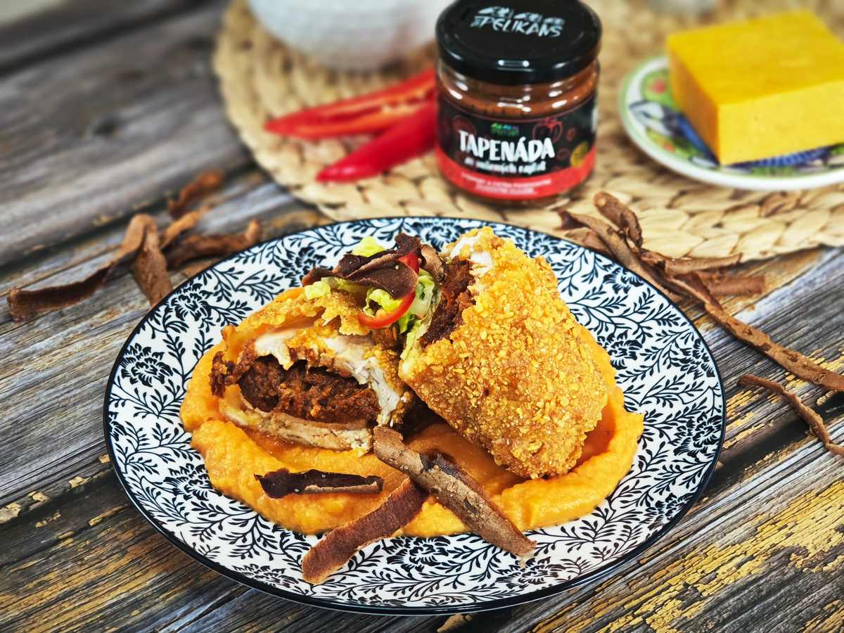 Smažená kuřecí prsa s plňkou, s batátovým pyré a chipsy