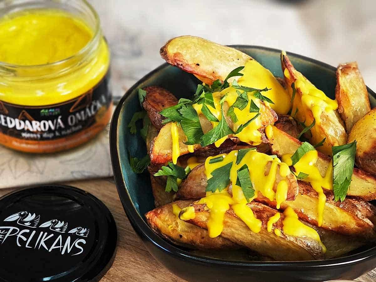 Pečené brambory s cheddarovou omáčkou