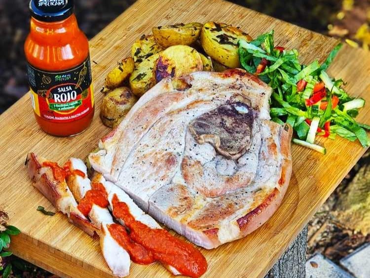 Grilovaný vepřový Steak „Tom a Jerry“ s bramborami a salsou Rojo