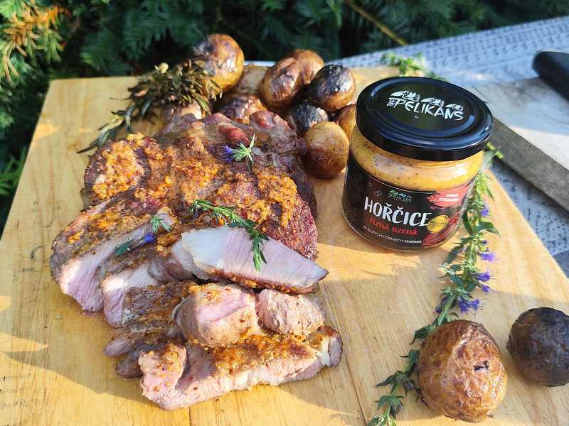 Krkovice na grilu s hořčičnou krustou a pečenými brambory