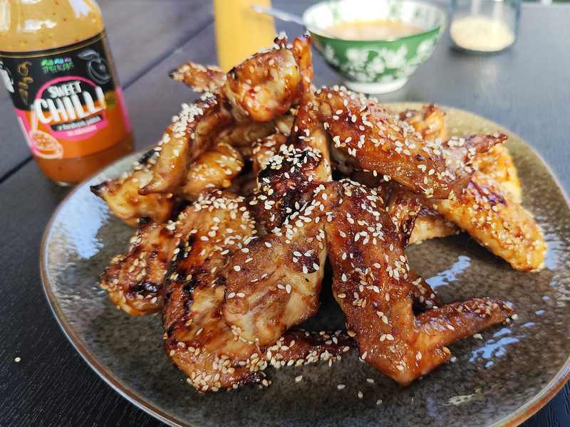 Grilovaná Sweet Chilli křidélka se sezamem