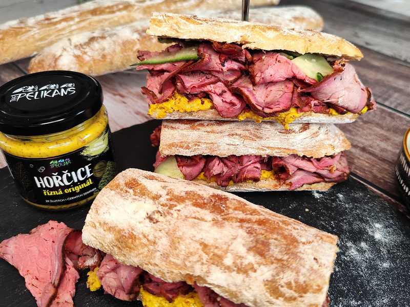 Hovězí pastrami sendvič s říznou hořčicí