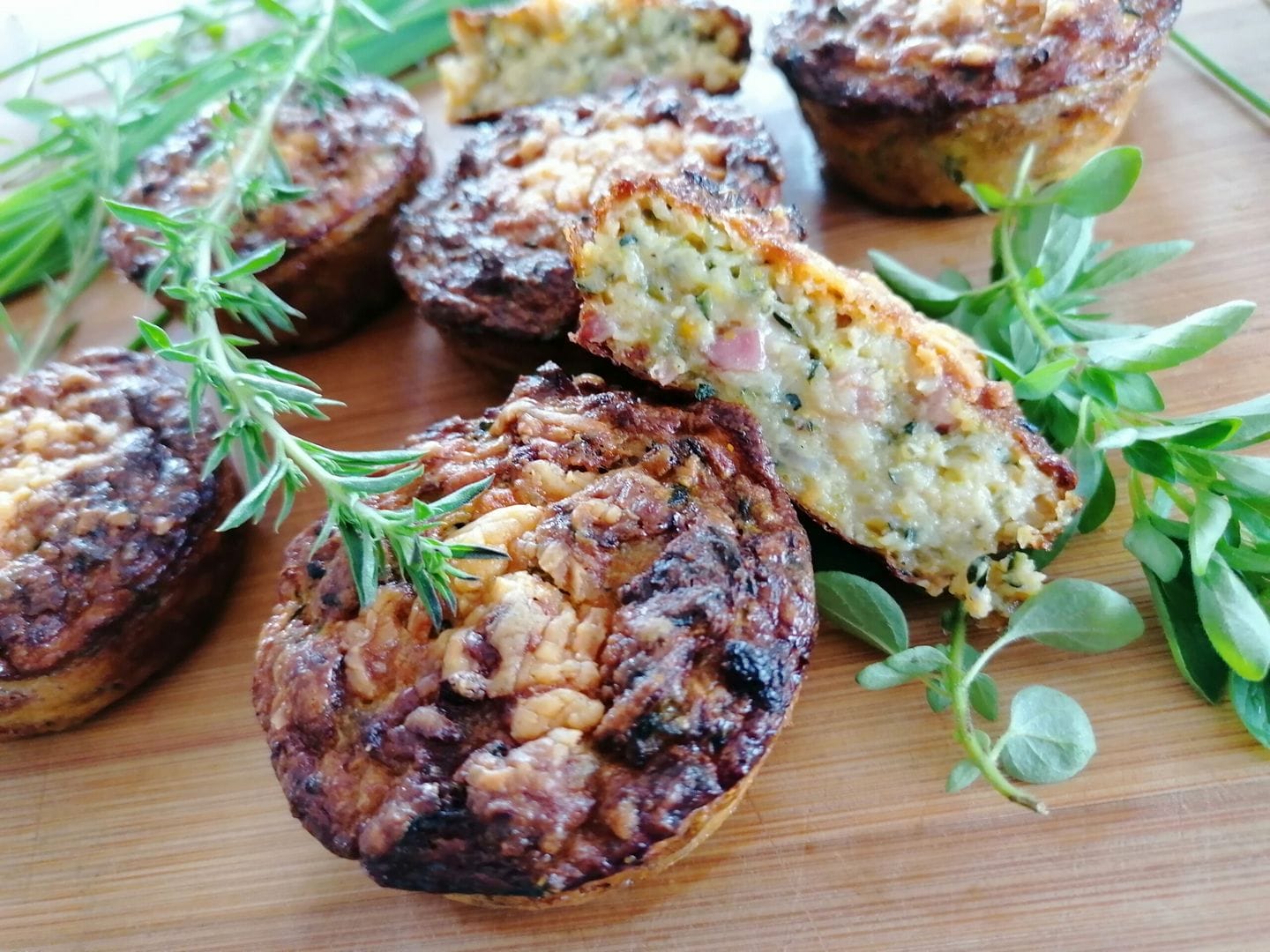 Cuketové muffiny s uzeným masem a cheddarem