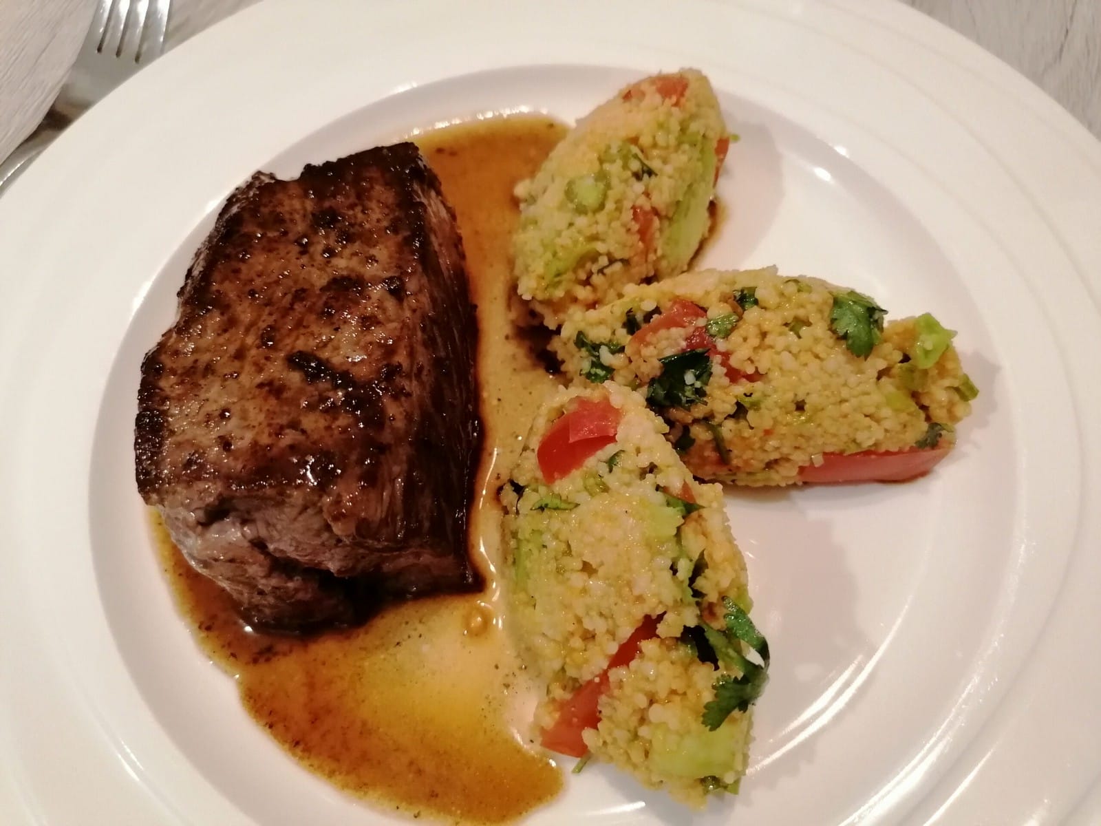Steak z hovězí roštěné s omáčkou a kuskusovým salátkem