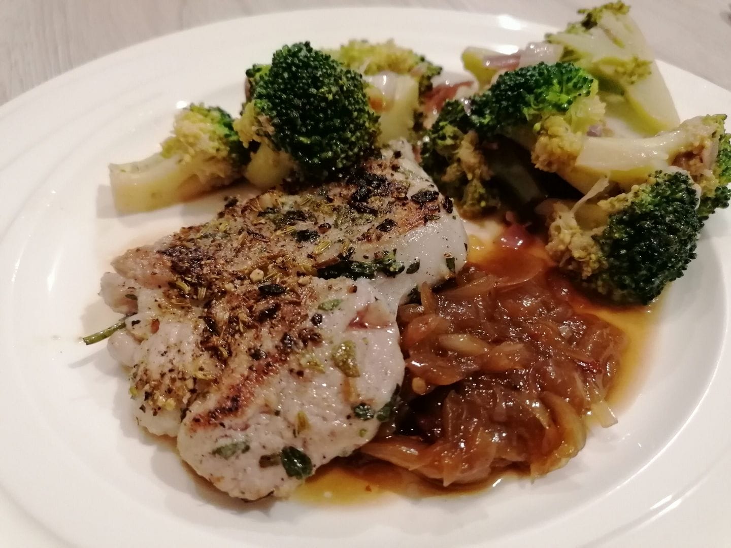 Steak z vepřové plece s cibulovým čatní