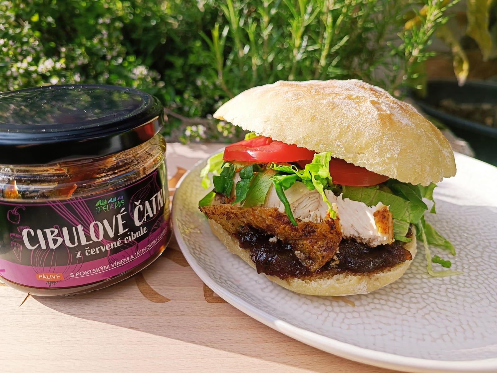 VIDEORECEPT: Ciabatta s kuřecím masem a cibulovým čatní