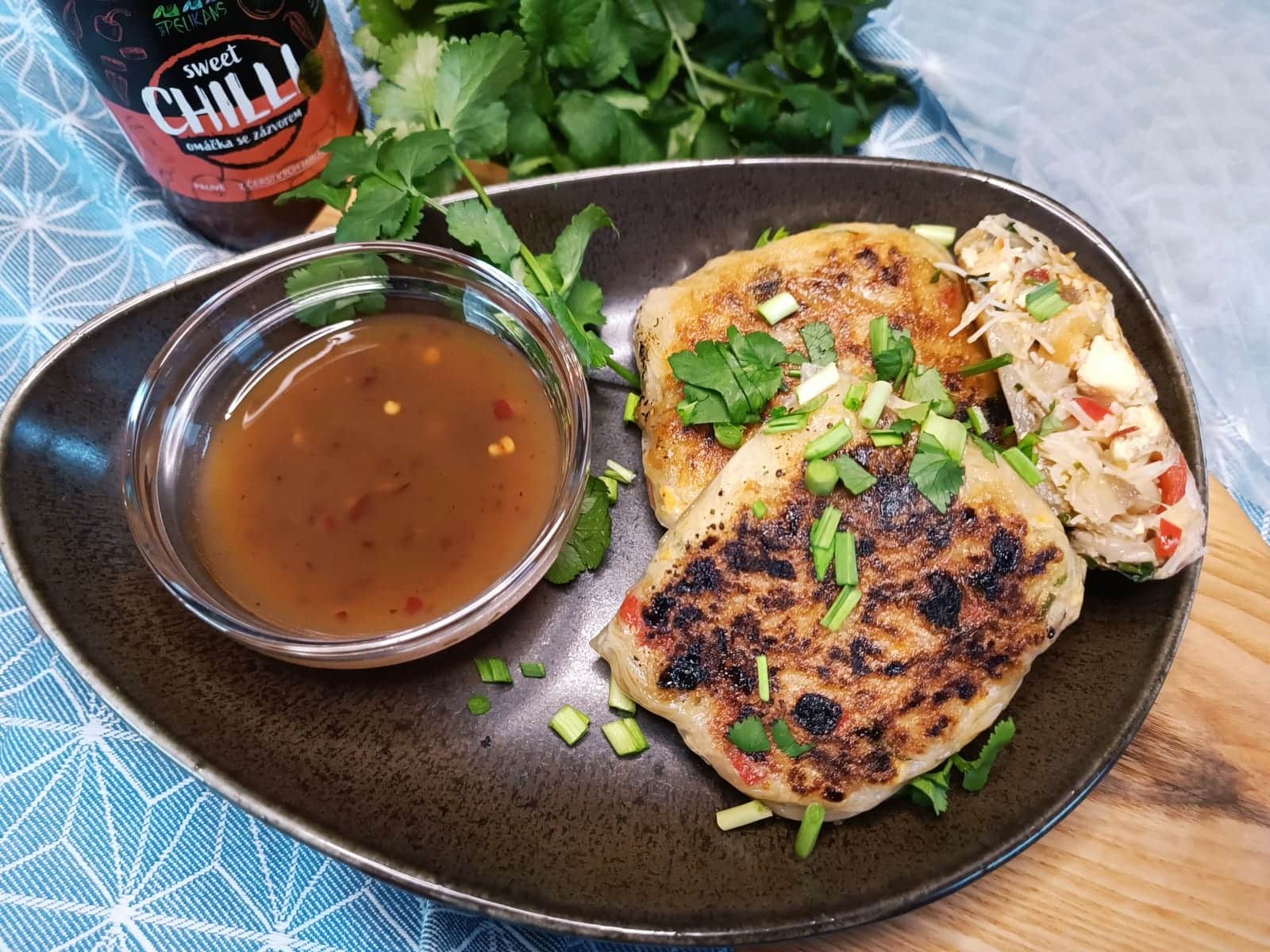 Rýžové závitky plněné nudlemi, hlívou a tofu se sweet chilli omáčkou