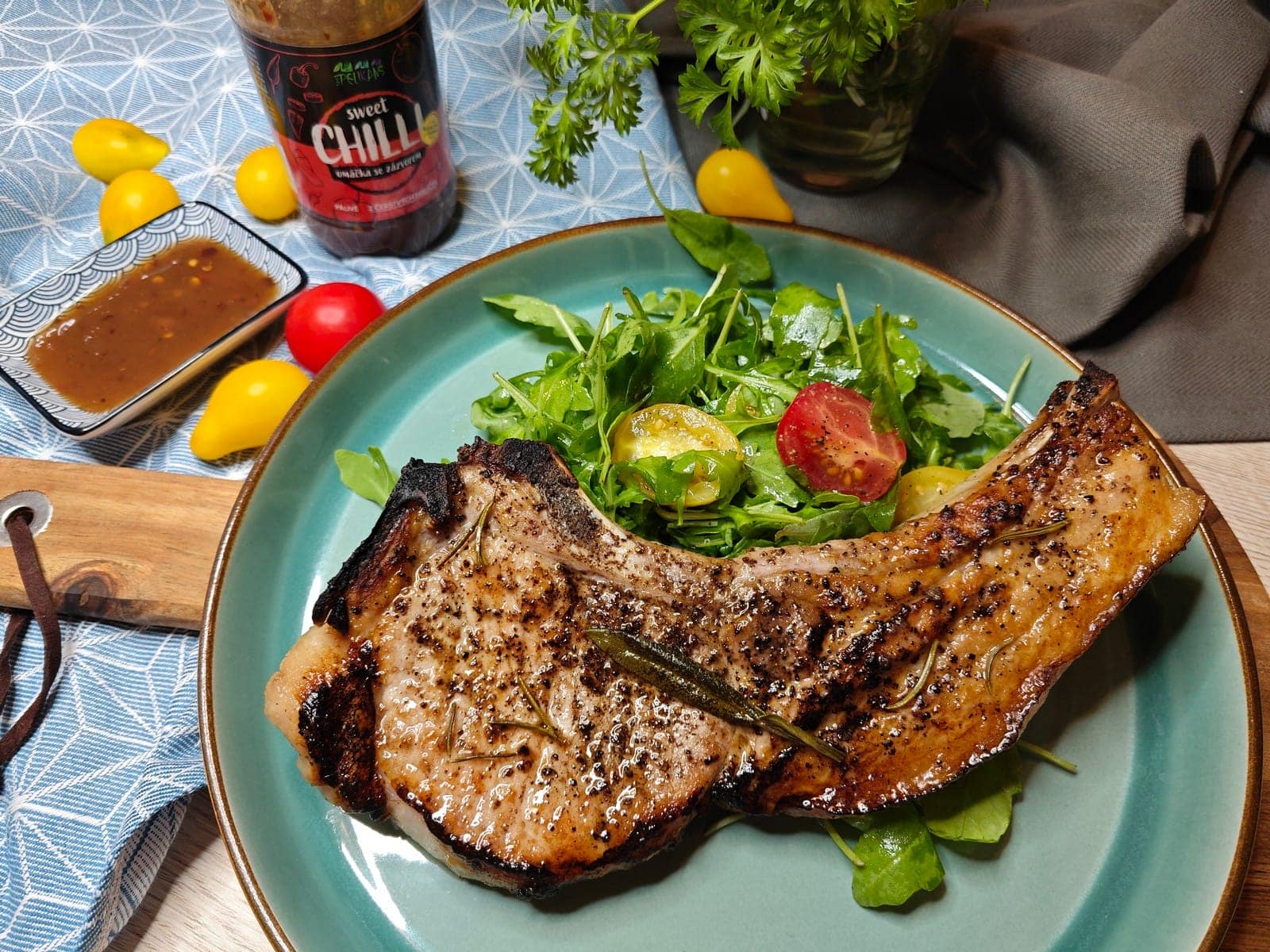 Vepřový texas steak se sweet chilli omáčkou a rukolovým salátkem
