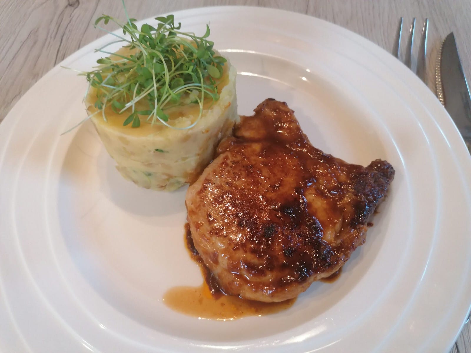 Vepřová kotleta v BBQ omáčce s cibulkovými šťouchanými brambory