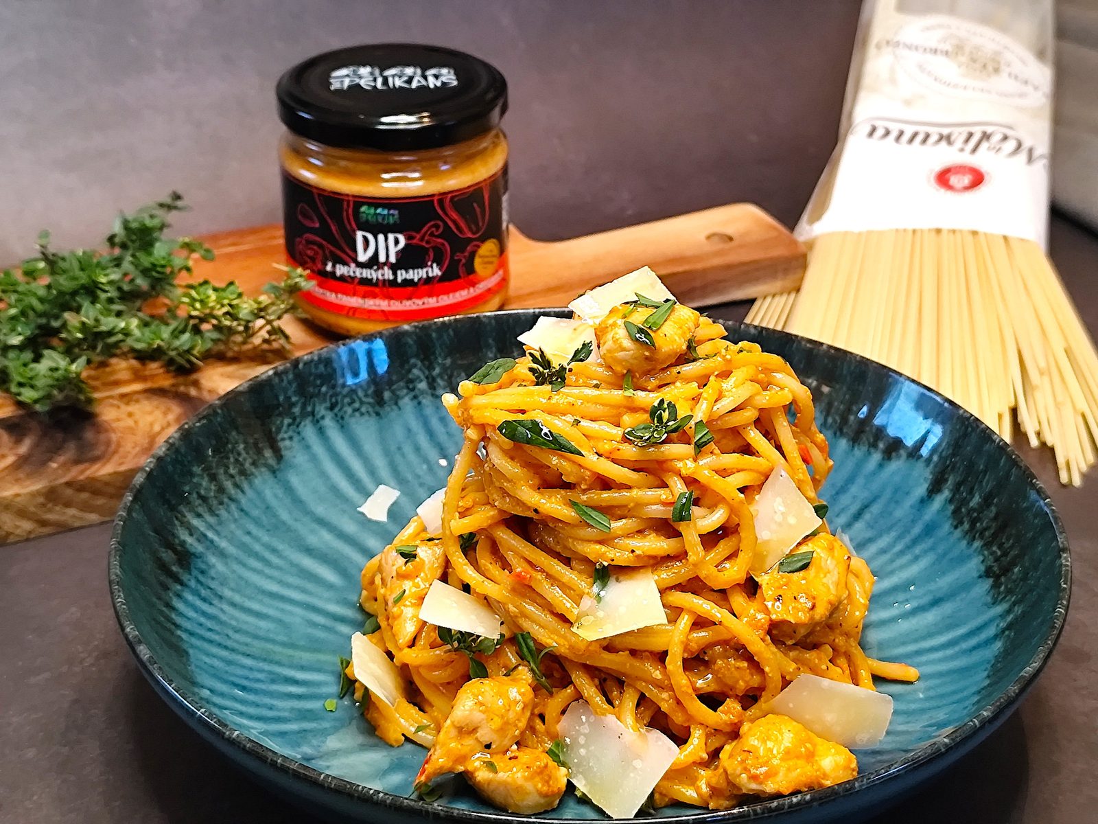 Těstoviny s dipem z pečených paprik