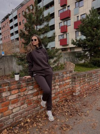 Farba tohto roka je už dlhodobým spoločníkom, v ponuke našich pohodlných teplákových súprav 😎 . . #zaziarvpohodlnosti...