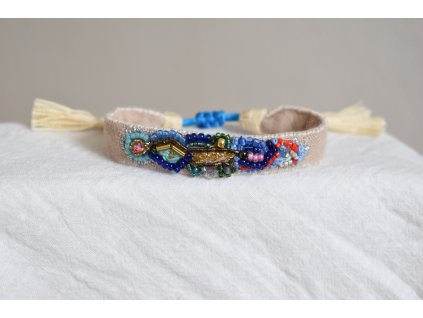 Vyšívaný náramek se skleněnými korálky a minerály