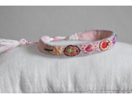 Vyšívaný náramek symboly