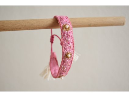 Vyšívaný náramek s perletí