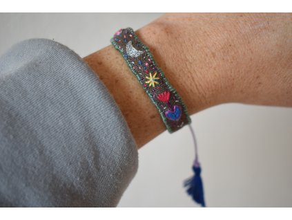 Vyšívaný náramek symboly