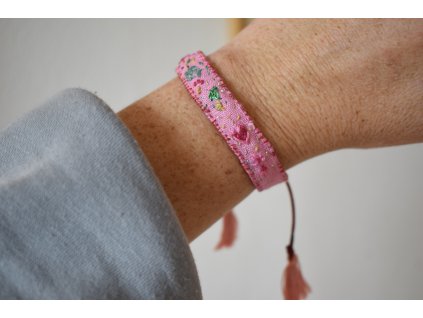 Vyšívaný náramek symboly