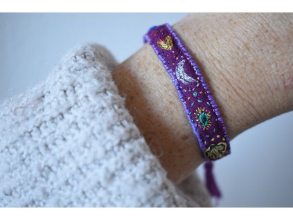 Vyšívaný náramek #379