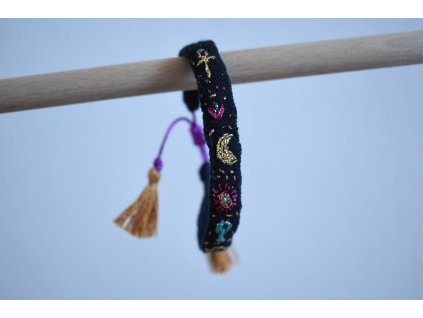 Vyšívaný náramek #380