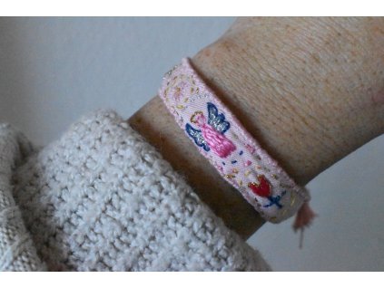 Vyšívaný náramek s andílkem strážným