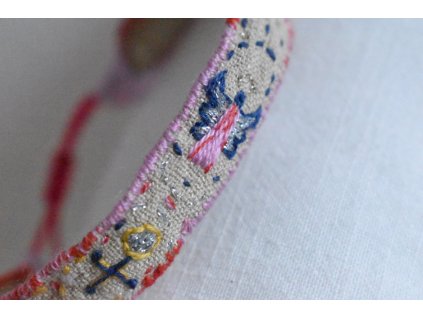 Vyšívaný náramek s andílkem strážným