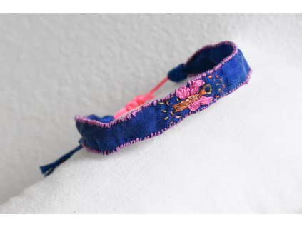 Vyšívaný náramek s andílkem strážným