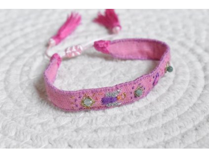 Vyšívaný náramek s andílkem strážným a smaragdy