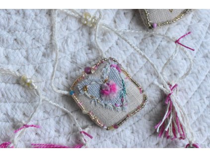 Vyšívaný amulet - srdce, s drahými kamínky