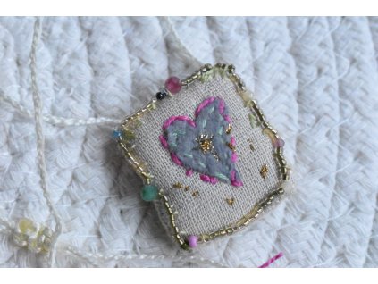 Vyšívaný amulet - srdce, s drahými kamínky