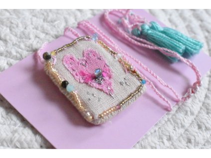 Vyšívaný amulet - srdce, s drahými kamínky