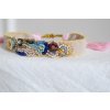 Vyšívaný náramek se skleněnými korálky a minerály