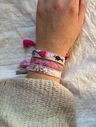 Když venku hřeje slunce, všechno se zdá lehčí. Moje vyšívané talismany jsou jako malé kousky rozkvetlé louky, které můžete...