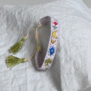 Dopřejte si luxusní dotek přírody. Tento náramek je ušit z unikátního hedvábí dupion, které je známé svou typickou...