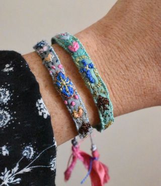 Čtyři nové náramky do kolekce Silk Stories.💙 Jsou ručně vyšity na vintage sárí hedvábí v modrých odstínech. Každý je...