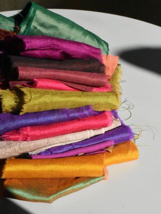 Nové sárí hedvábí právě dorazilo do ateliéru. 🧵 Než ke mně tahle látka doputovala, žila úplně jiný život. Nosila ji...