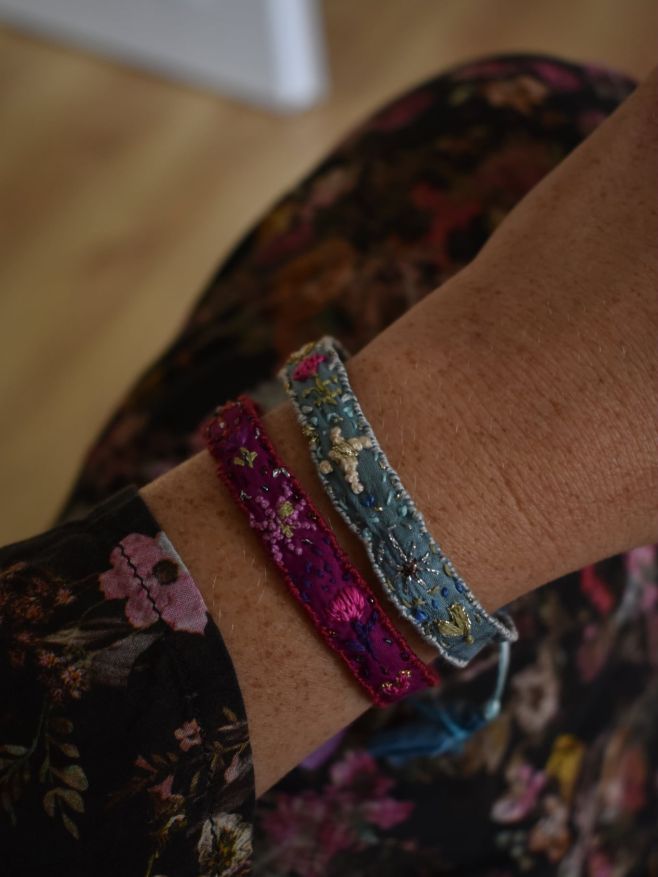 Letní suvenýry. Silk Stories novinky právě na e-shopu! #amulets #silkstories #embroideryart #theresecarter