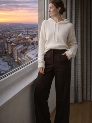 Minimalizmus, ktorý funguje vždy. Vlnene nohavice, ktoré krásne držia tvar, sú mäkké na dotyk a nadčasové na každý deň . A...