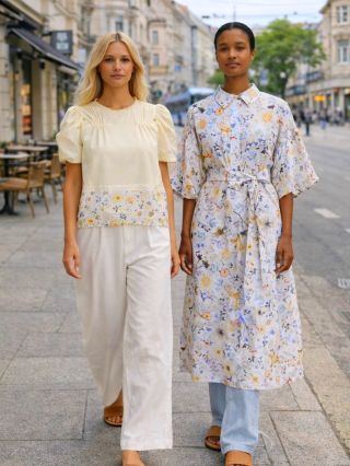 Outletové kvetinové kombo. Šaty Palmetto a blúzka Fahsai sú v poslednej veľkosti XS a čakajú len na vás. Organická bavlna...